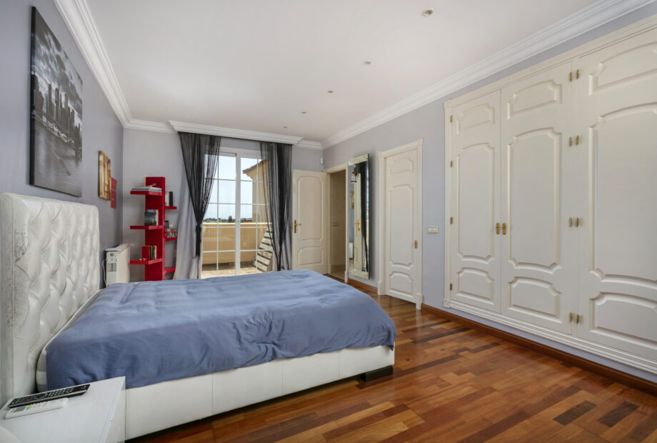 Magnificent four bedroom, South East facing villa located in El Parasio, Benahavis