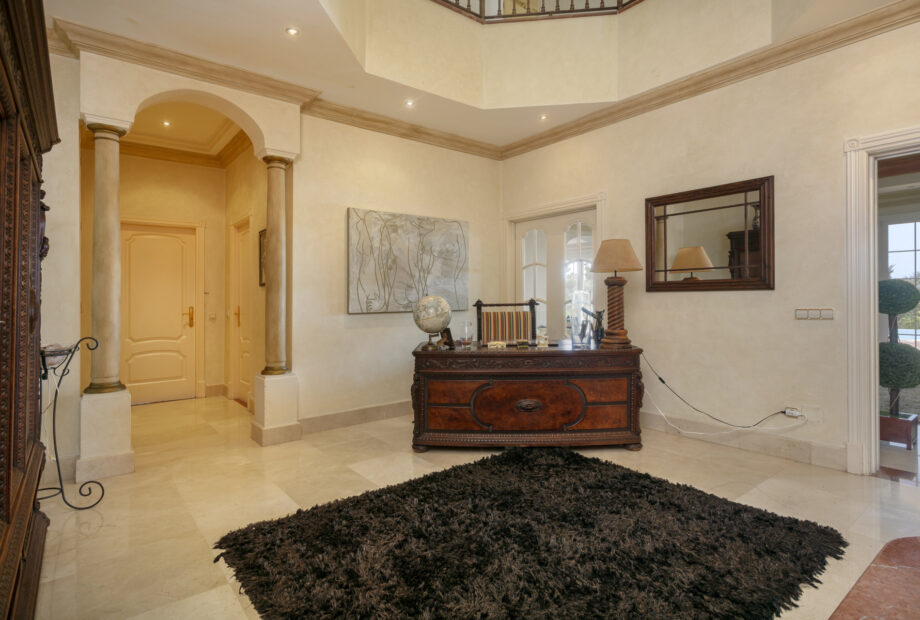 Magnificent four bedroom, South East facing villa located in El Parasio, Benahavis