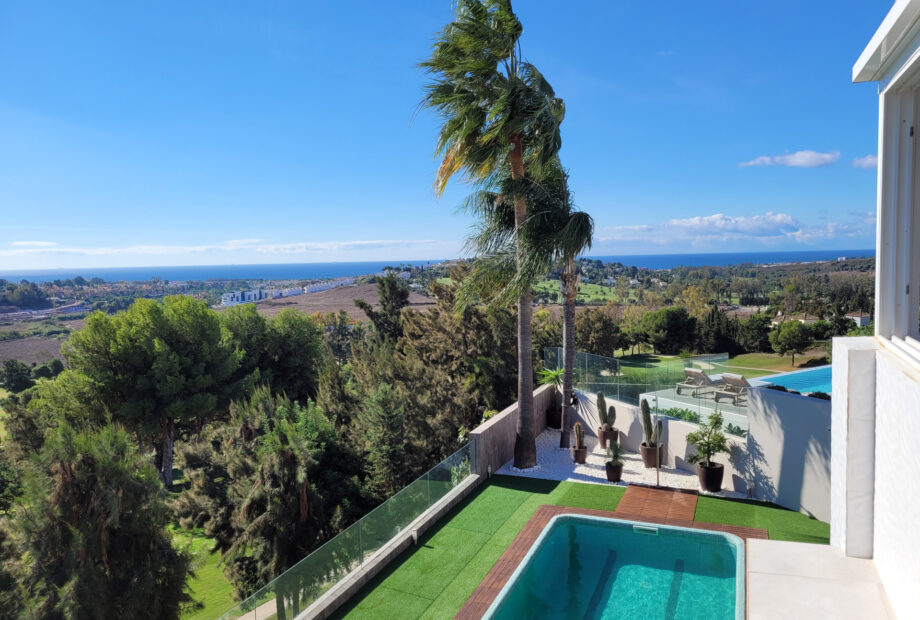 Stunning four bedroom, south facing frontline golf villa for sale in Nueva Atalaya, Benahavis, with stunning panoramic views to the sea
