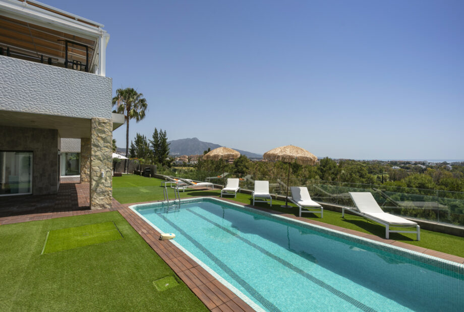 Stunning four bedroom, south facing frontline golf villa for sale in Nueva Atalaya, Benahavis, with stunning panoramic views to the sea