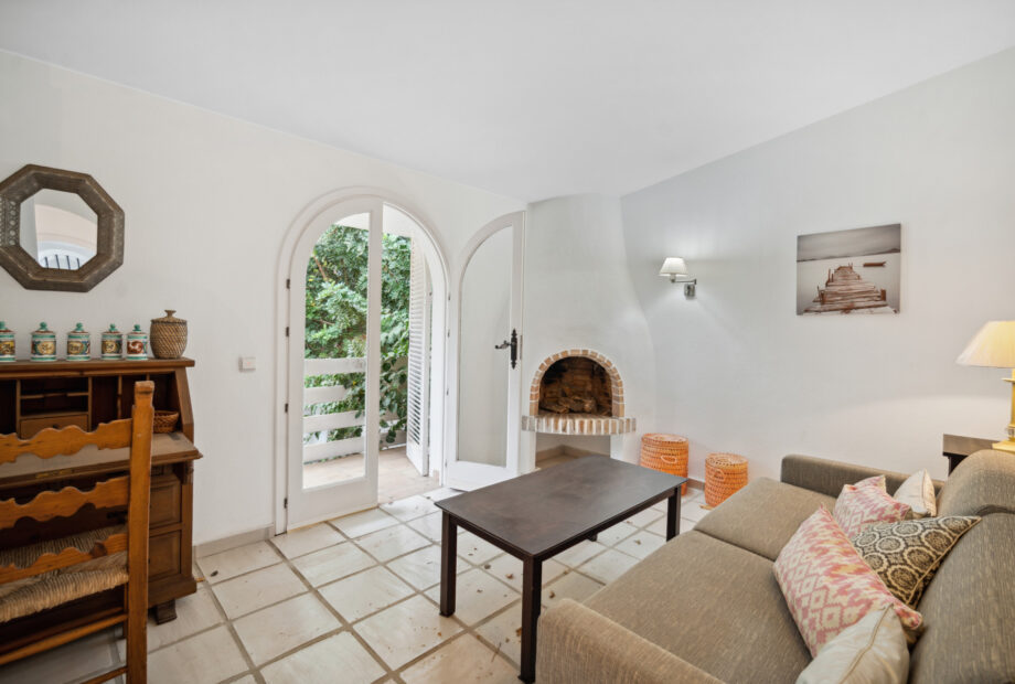 Fantastic four bedroom, south facing, Andalucian style villa in Nagueles, Marbella