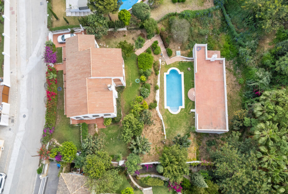 South East Facing Six Bedroom Villa in El Rosario, close to the beach with sea views – fantastic opportunity!