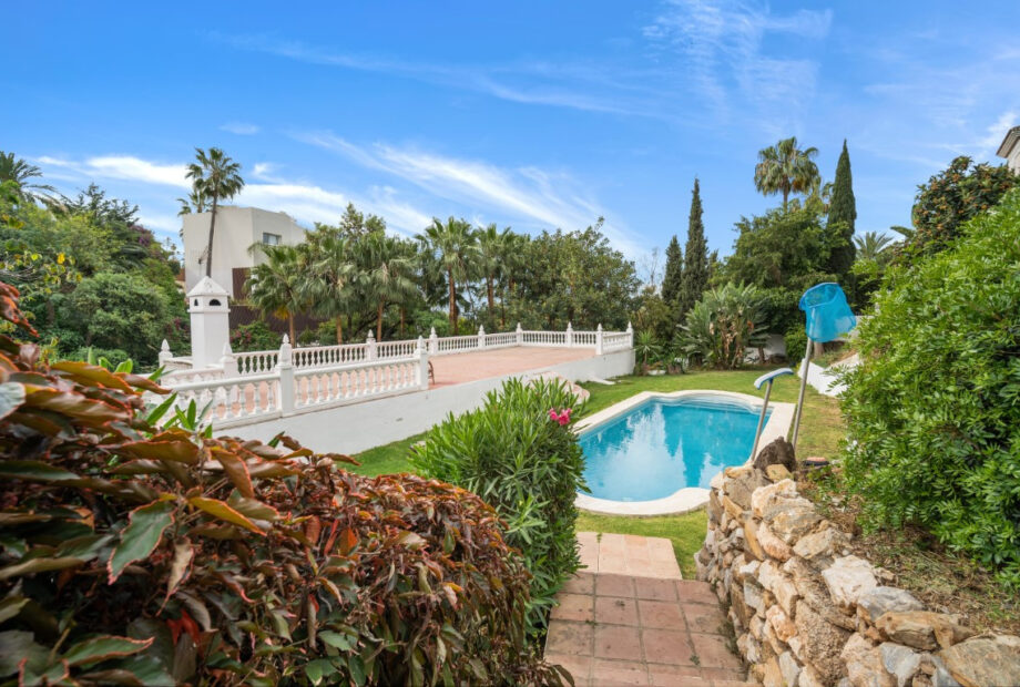 South East Facing Six Bedroom Villa in El Rosario, close to the beach with sea views – fantastic opportunity!
