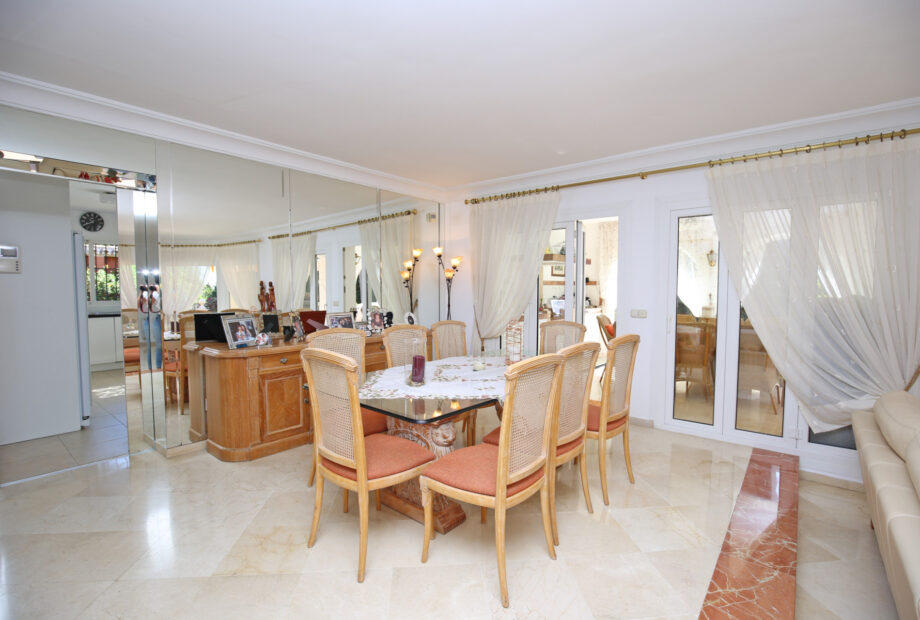 Wonderful five bedroom, south facing villa in sought after Golden Mile location
