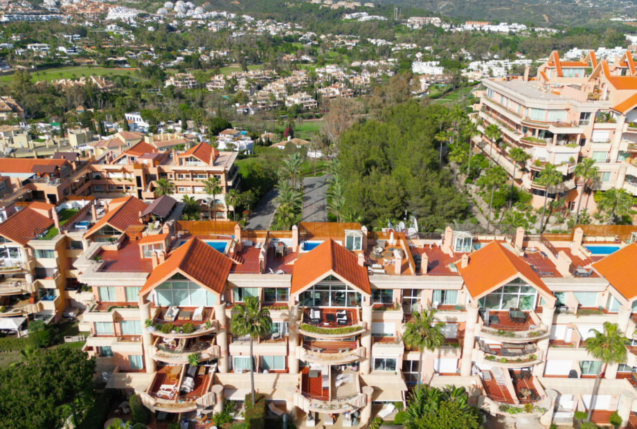 Spacious Apartment in Magna Marbella with Panoramic Views