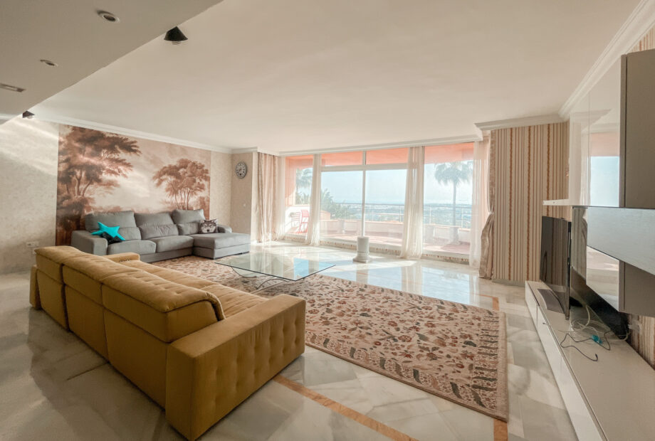 Spacious Apartment in Magna Marbella with Panoramic Views